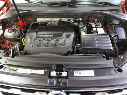 Used 2018 Volkswagen Tiguan SE w/ Panoramic Sunroof Package image 32