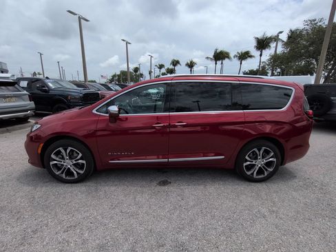 Used 2024 Chrysler Pacifica Pinnacle AWD/4WD image 8