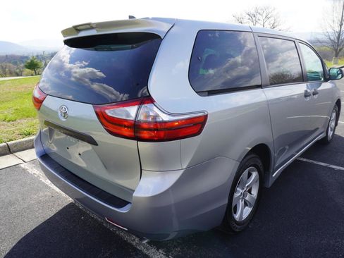 Used 2020 Toyota Sienna L image 15