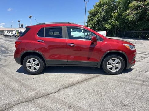Used 2019 Chevrolet Trax LT w/ Driver Confidence Package FWD image 2