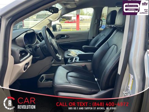 Used 2024 Chrysler Pacifica Touring-L FWD image 14