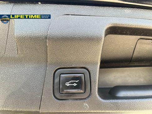 Used 2023 GMC Acadia SLT AWD/4WD image 10