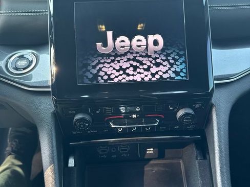 Used 2022 Jeep Grand Cherokee Altitude AWD/4WD image 9