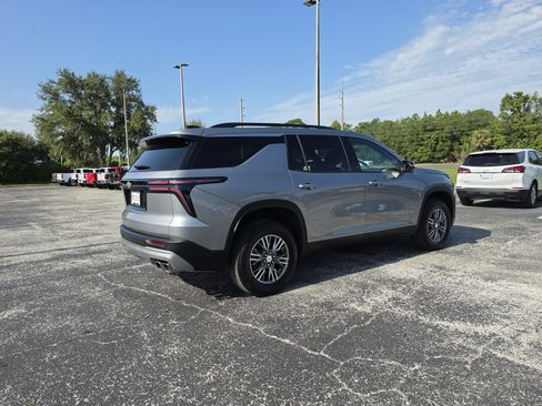 Used 2025 Chevrolet Traverse LT FWD image 4