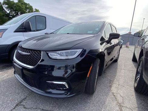 Used 2023 Chrysler Pacifica Touring-L FWD image 3