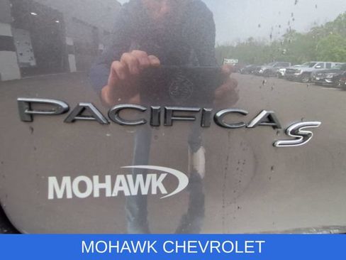 Used 2022 Chrysler Pacifica Touring-L w/ S Appearance Package AWD/4WD image 32