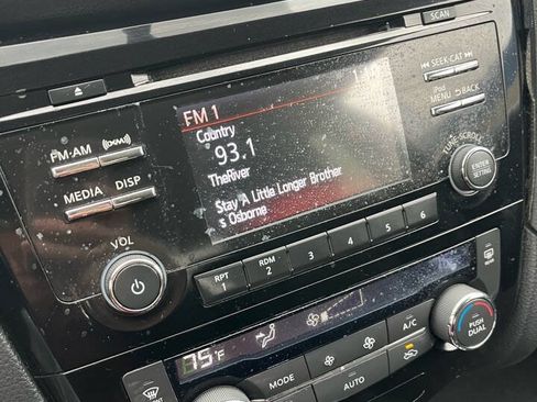 Used 2017 Nissan Rogue SV AWD/4WD image 25
