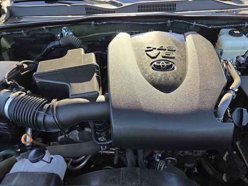 Used 2022 Toyota Tacoma TRD Off-Road w/ TRD Premium Off Road Package AWD/4WD image 17