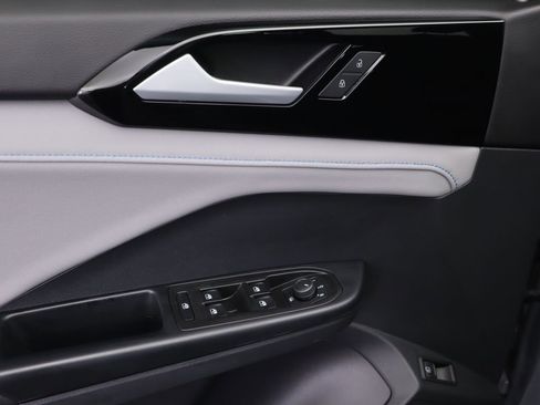 Certified 2024 Volkswagen Taos SE image 23