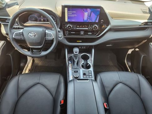 Certified 2025 Toyota Highlander Platinum AWD/4WD image 26