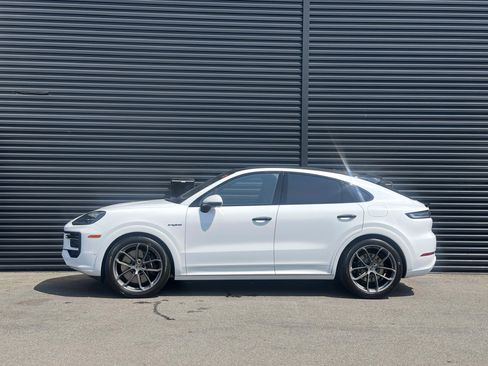 New 2025 Porsche Cayenne Turbo image 2