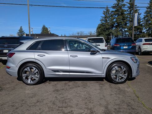 Used 2022 Audi e-tron Premium w/ Convenience Plus Package image 7