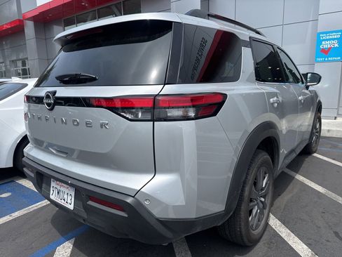 Used 2025 Nissan Pathfinder SV FWD image 5