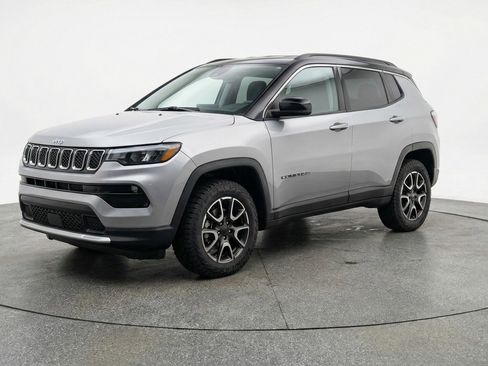 Used 2025 Jeep Compass Trailhawk AWD/4WD image 3