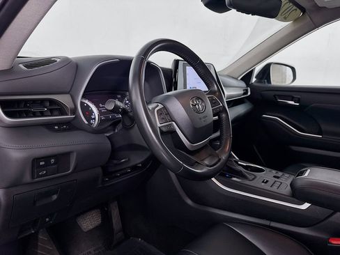Used 2023 Toyota Highlander XLE image 12