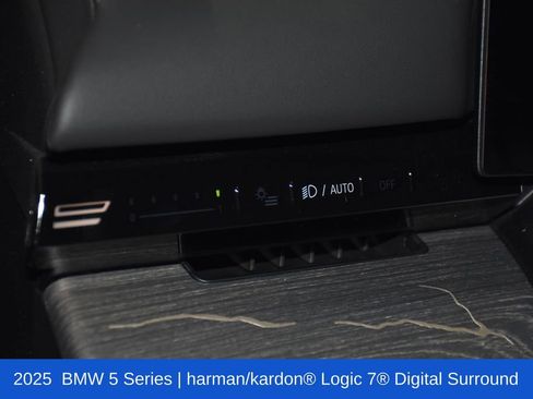 Used 2025 BMW 530i xDrive w/ Premium Package image 9