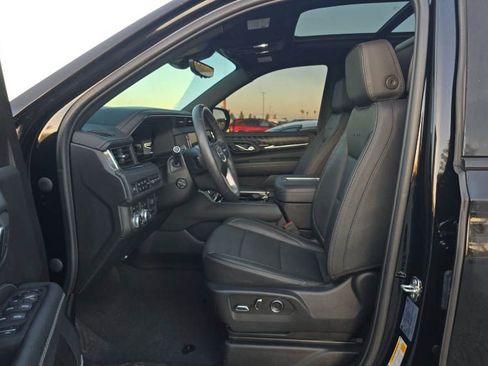 Used 2023 GMC Yukon Denali w/ Denali Reserve Package image 5