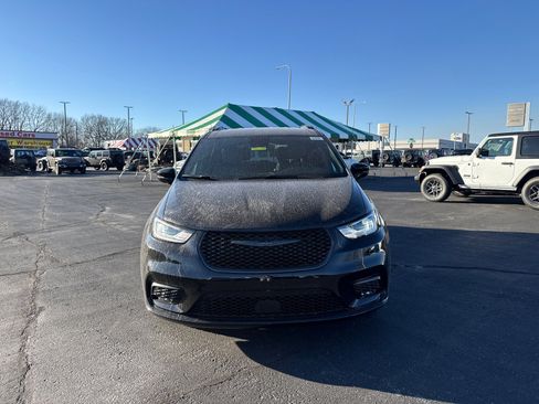 New 2026 Chrysler Pacifica Select image 2