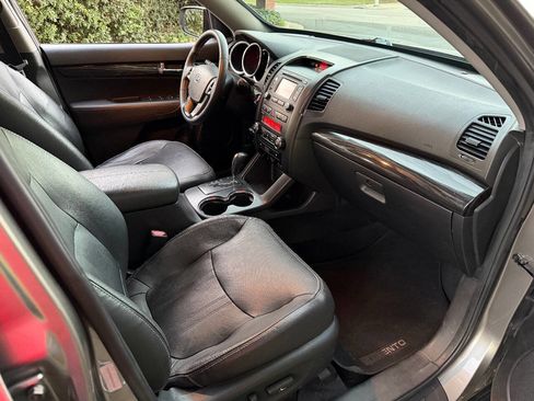 Used 2013 Kia Sorento EX w/ EX V6 Premium Pkg image 25