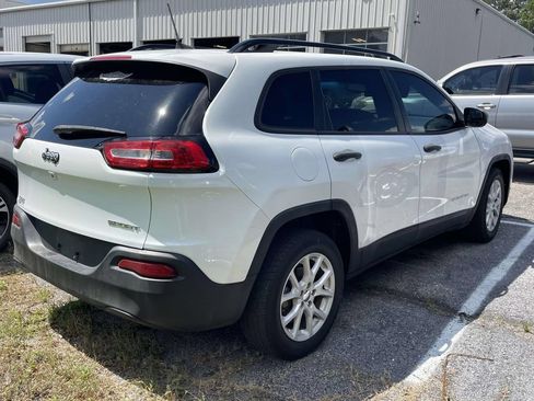 Used 2016 Jeep Cherokee Sport FWD image 2