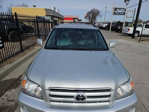 Used 2006 Toyota Highlander Limited w/ Leather Trim Pkg image 2