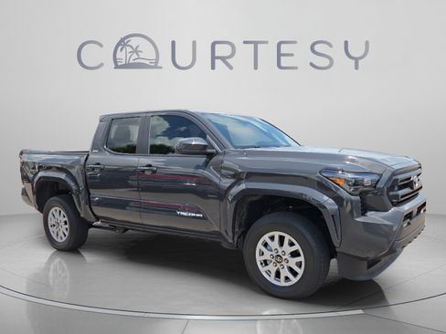 Certified 2025 Toyota Tacoma SR5 AWD/4WD image 7