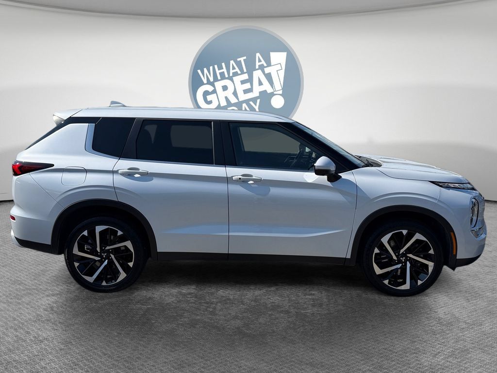 Used 2024 Mitsubishi Outlander SE AWD/4WD image 2