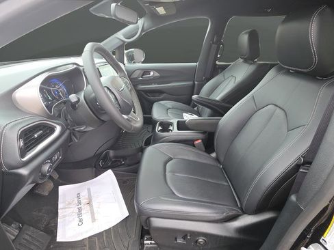 Used 2025 Chrysler Pacifica Select AWD/4WD image 16