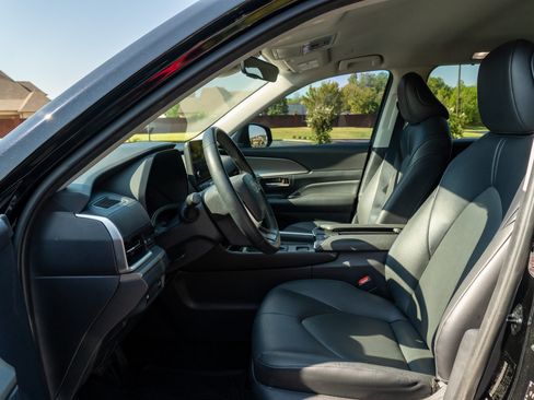 Used 2025 Toyota Grand Highlander AWD image 11