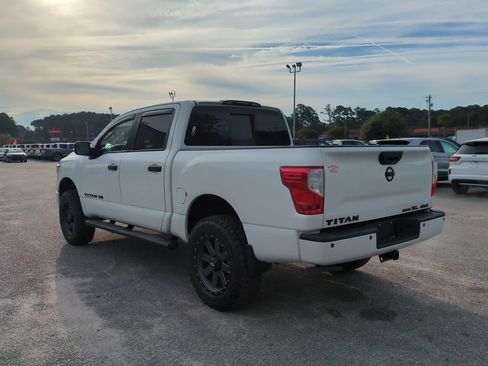 Used 2019 Nissan Titan SL w/ Midnight Edition image 6