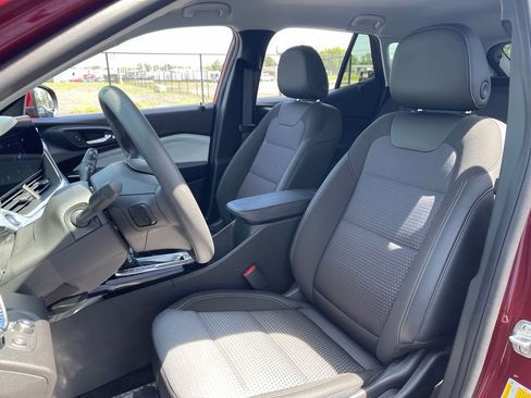 Used 2025 Chevrolet Trax LT FWD image 16