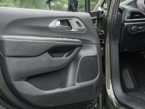 New 2027 Chrysler Pacifica Select FWD image 43