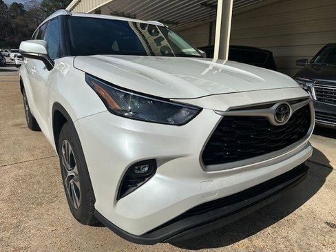 Used 2023 Toyota Highlander XLE FWD image 2