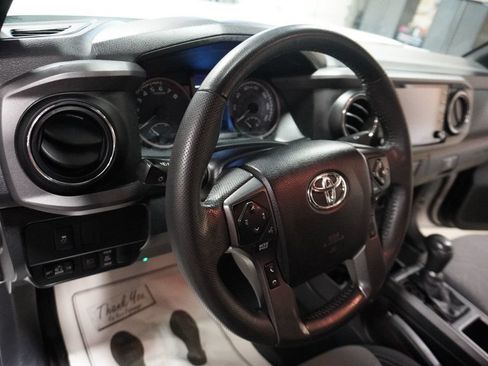 Used 2021 Toyota Tacoma TRD Off-Road w/ Technology Package AWD/4WD image 8