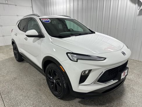 Used 2024 Buick Encore GX Sport Touring image 2