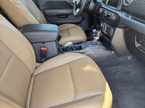 Used 2023 Jeep Wrangler Unlimited Sahara AWD/4WD image 15