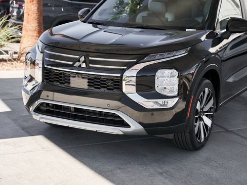 Used 2025 Mitsubishi Outlander SE image 5