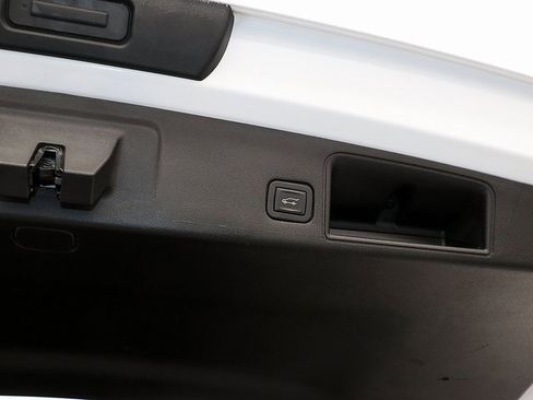 Used 2023 GMC Terrain SLE w/ Driver Convenience Package image 28