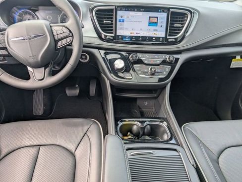 New 2026 Chrysler Pacifica Limited image 25