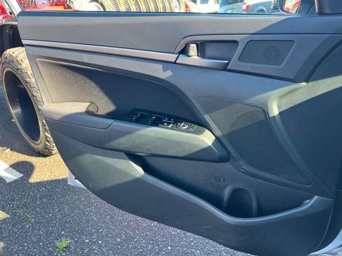 Used 2018 Hyundai Elantra SEL w/ Cargo Package image 19