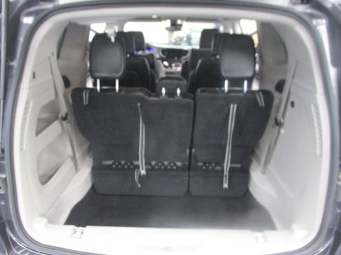 Used 2023 Chrysler Pacifica Touring-L FWD image 21