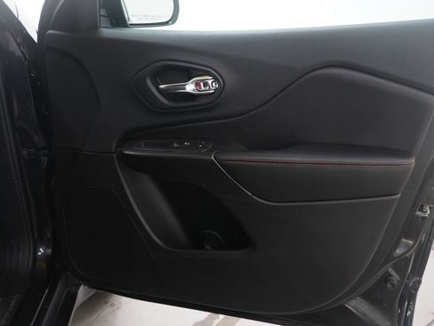 Used 2019 Jeep Cherokee Trailhawk w/ Cold Weather Group image 9