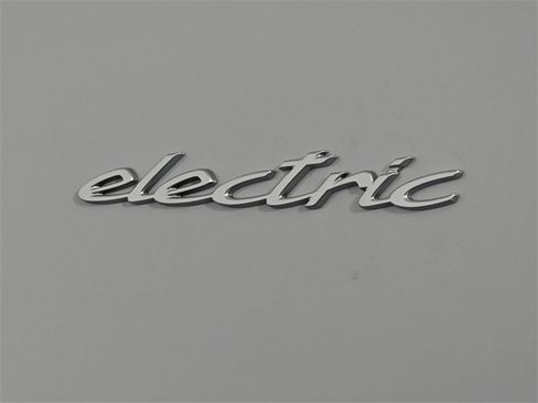 Certified 2025 Porsche Macan Electric image 13