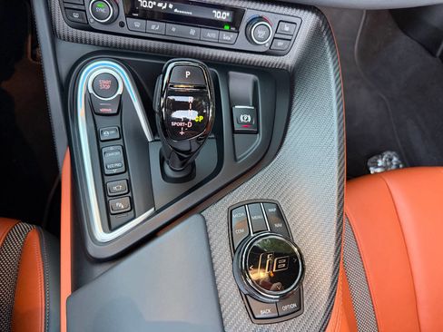 Used 2019 BMW i8 Roadster image 32