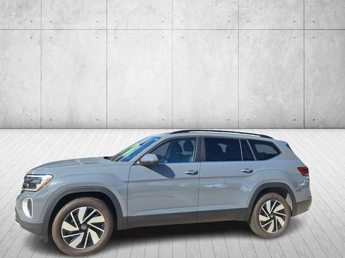 Used 2025 Volkswagen Atlas SE image 2