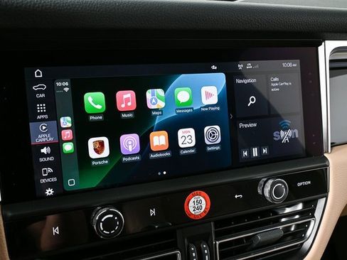 Certified 2025 Porsche Macan AWD image 13