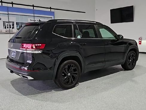 Certified 2023 Volkswagen Atlas SE w/ Black Wheel Package FWD image 8