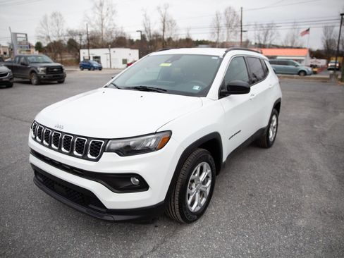 Used 2024 Jeep Compass Latitude image 7