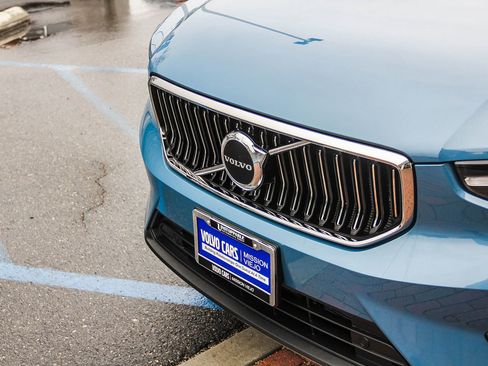 Used 2025 Volvo XC40 B5 Core image 13