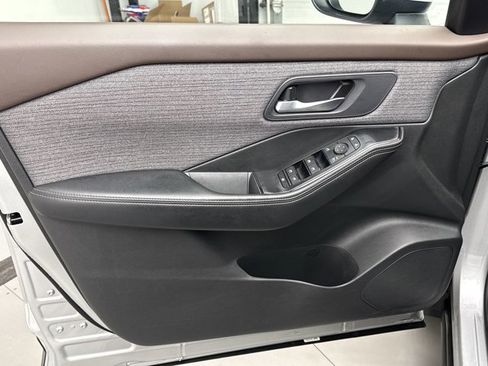 Used 2023 Nissan Rogue SV image 9